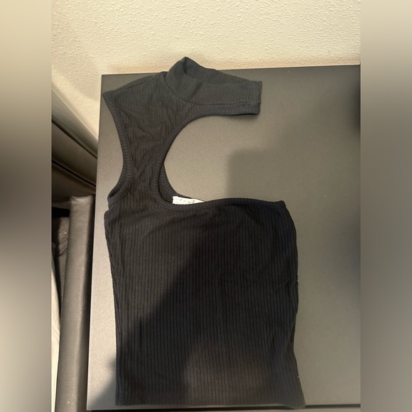 LF Cut Out Shoulder Mock Neck Tank Top - Picture 3 of 10